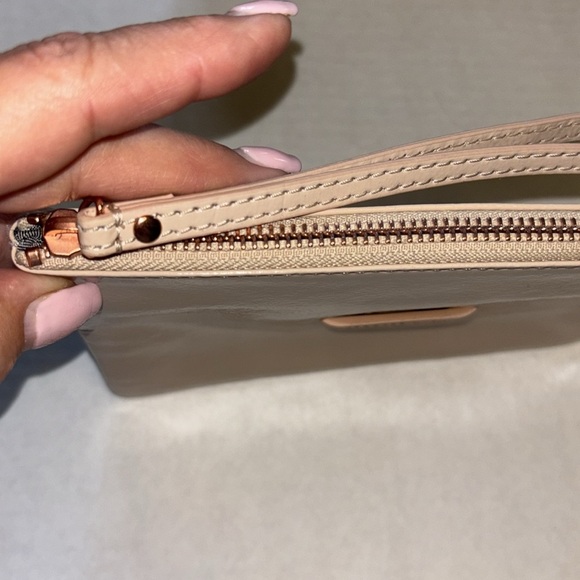 MIMCO LIGHT PINK ROSE GOLD PATENT LEATHER WRISTLET - Picture 6 of 8